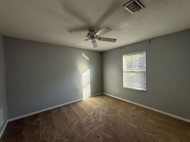 Building Photo - 5 BEDROOM HOUSE WITH PRIVATE POOL AND LAKE...