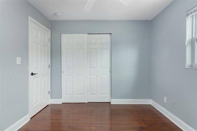 Building Photo - 727 14th St S