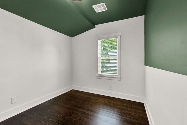 Building Photo - Move In Special! Lawn Care and Water Included! 3/1 Near TU!