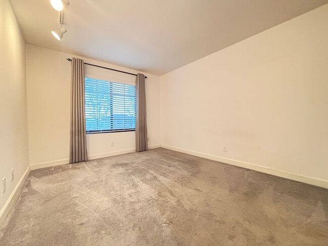 Building Photo - Beautiful 2 Bedroom 2 Bath Condo