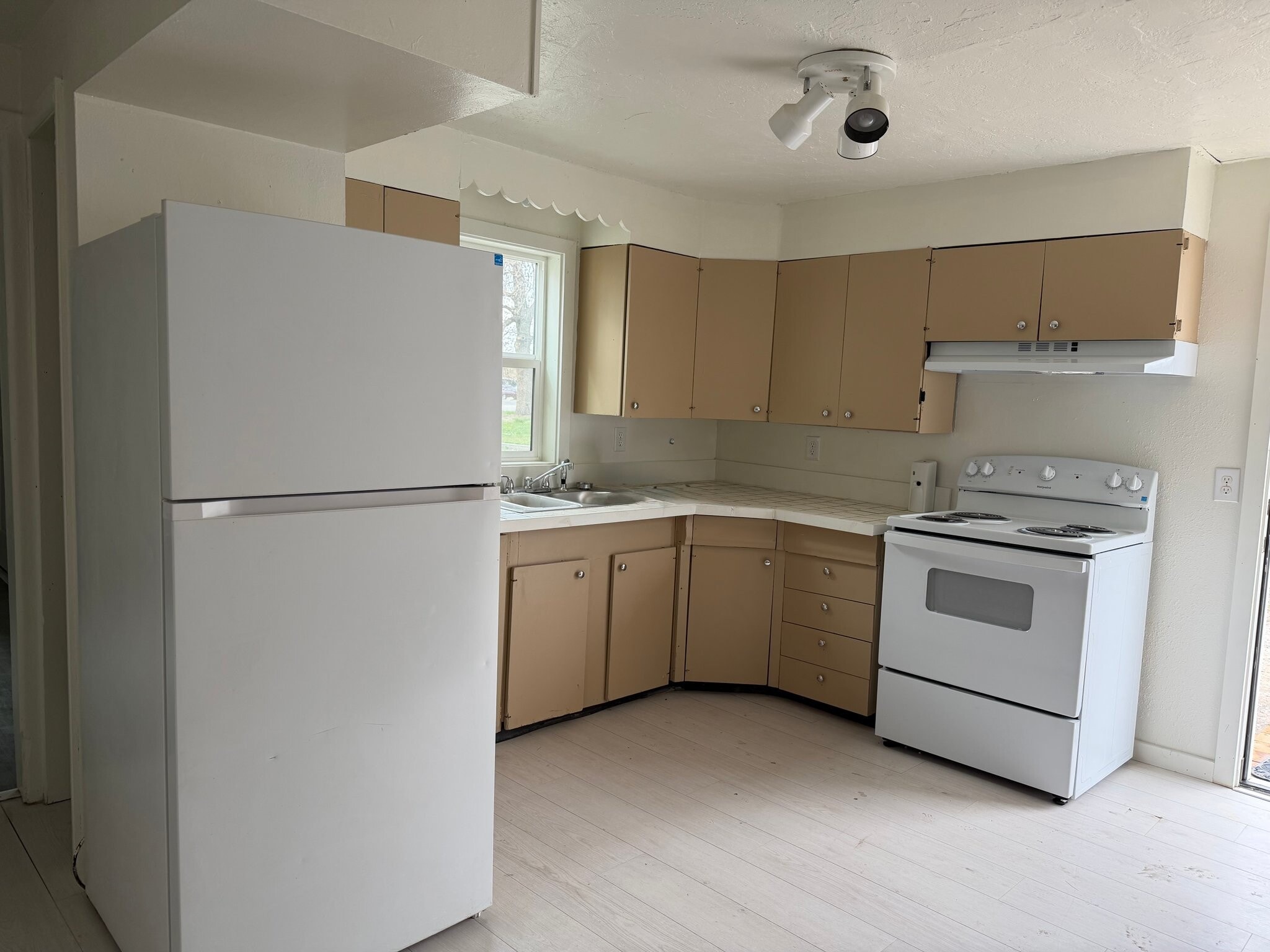 Building Photo - 713 S Billings Blvd