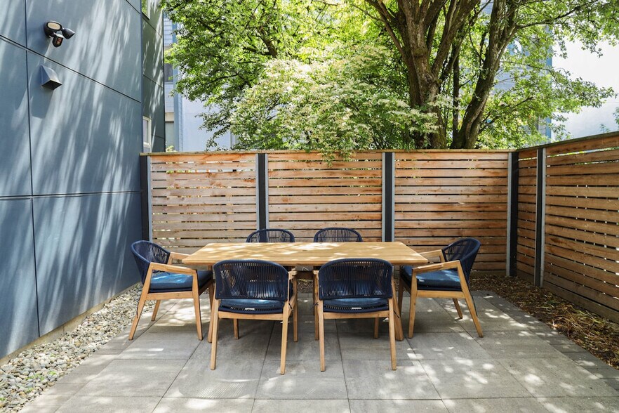 Building Photo - 319 Malden Ave E