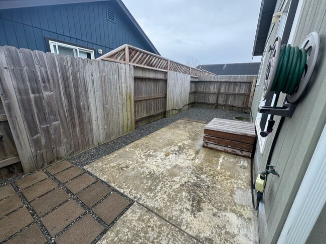 Building Photo - 1879 Maplewood Dr