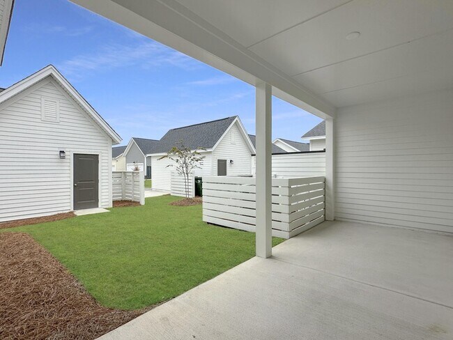 Building Photo - 260 Symphony Ave