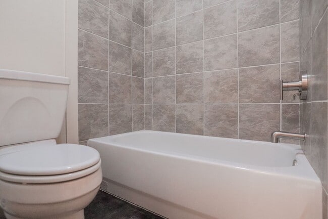 Building Photo - Fully Furnished 2-Level Condo for Traveling Nurses | 1,549 Sq Ft | Private Parking | Shared Living