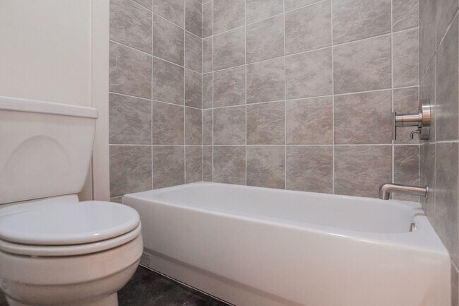 Building Photo - Fully Furnished Mid-Term 2-Level Condo | 1,549 Sq Ft | Private Parking | Shared Living