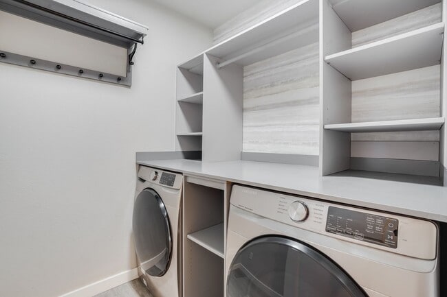 Building Photo - Beautiful 3 Bed, 2.5 Bath Rental Home in H...