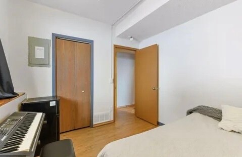 Building Photo - 912 W 66th St