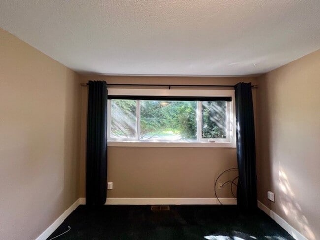 Building Photo - Cute 1 Bd 1 Ba Duplex in Beautiful Blaine!