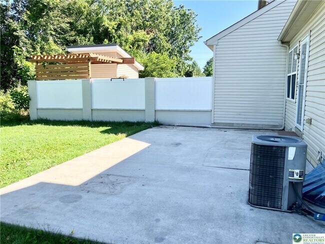 Building Photo - 5551 Stonecroft Ln