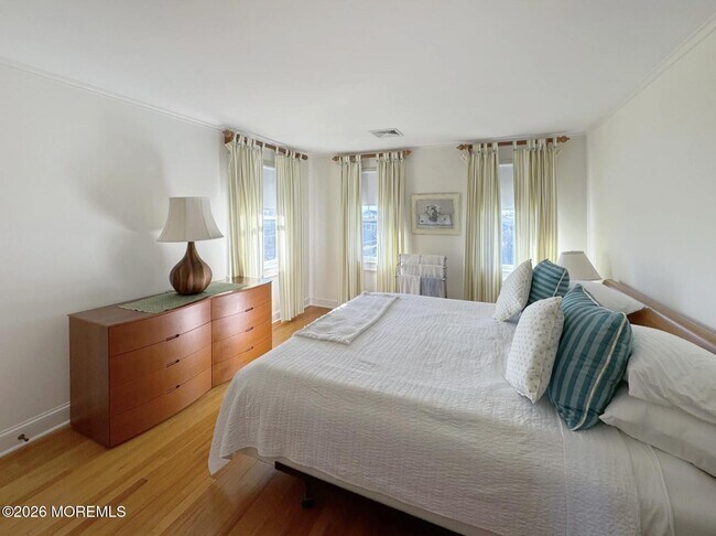 Building Photo - 985 East Ave