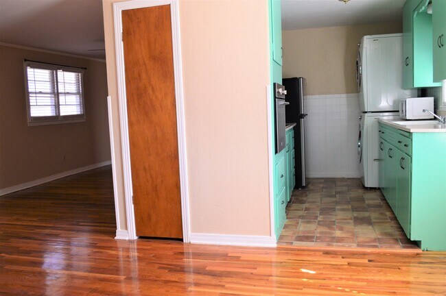 Building Photo - 1800 Plateau Ln
