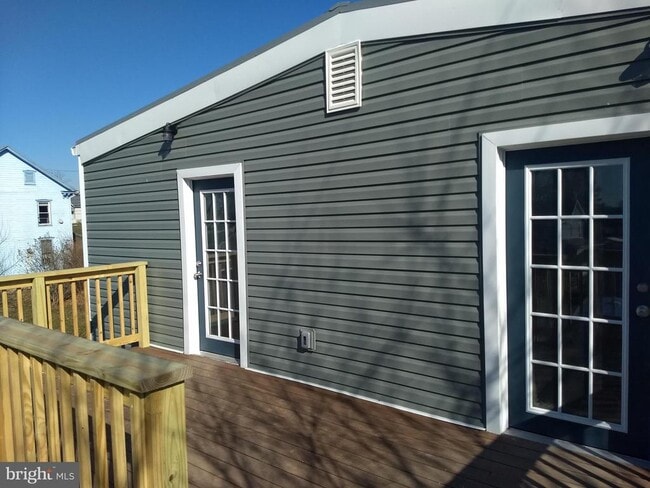 Building Photo - 215 Ulrich St