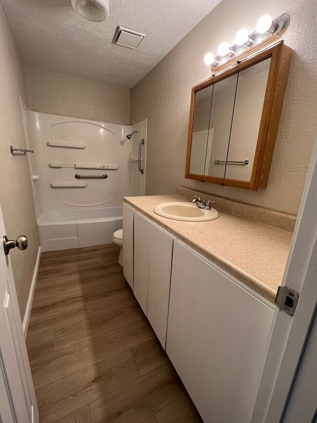 Building Photo - 4203 SE Dorchester- Available now!
