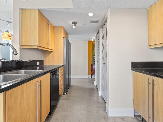 Building Photo - 7600 Collins Ave