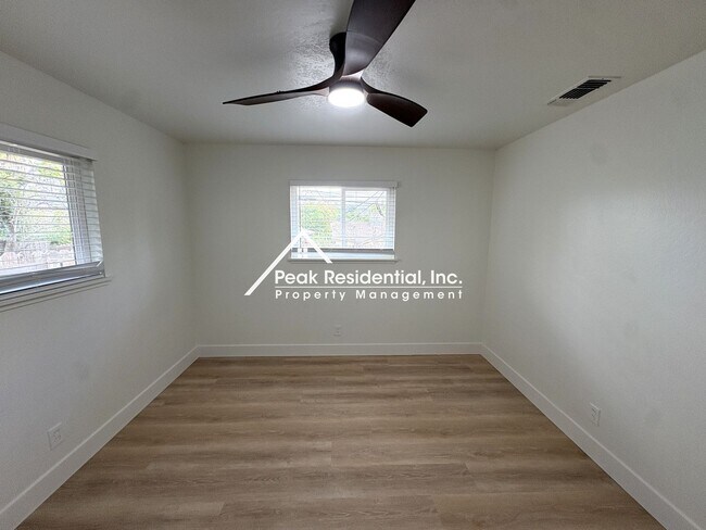 Building Photo - Updated 2bd/1ba Sacramento Duplex