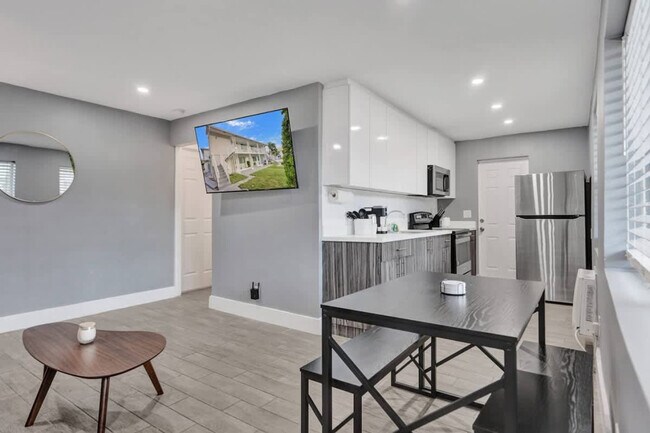 Building Photo - 906 N Riverside Dr