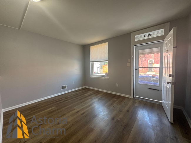 Building Photo - Updated 2 Bedroom Home with Modern Kitchen