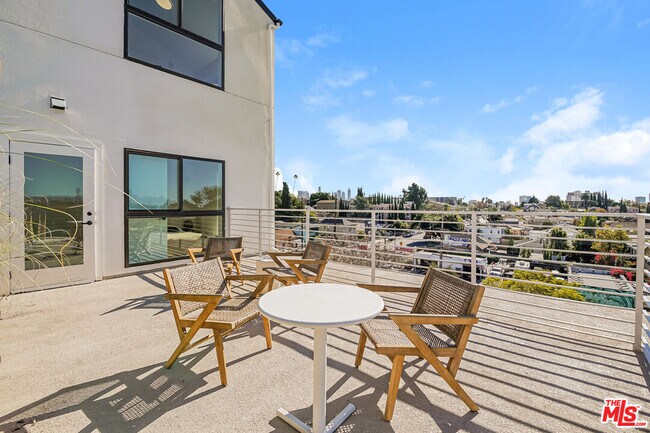 Building Photo - 611 N Virgil Ave