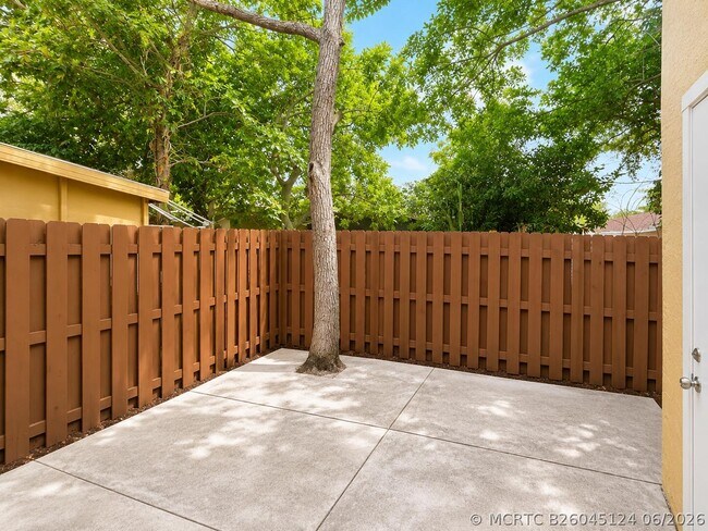 Building Photo - 5728-5728 Blueberry Ct