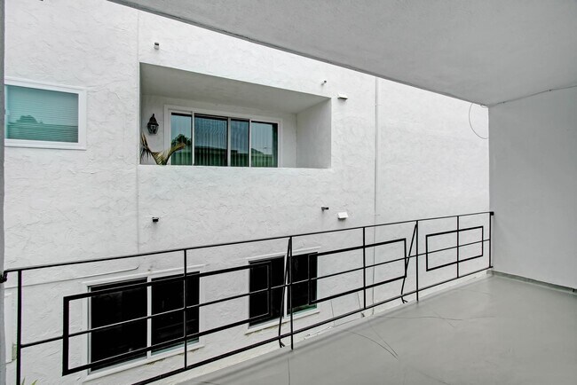 Building Photo - 1121 California Ave