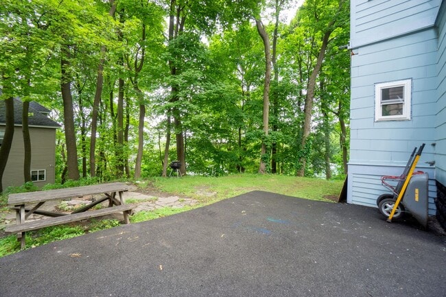 Building Photo - 3 Bedroom Apartment with Great View of Tho...