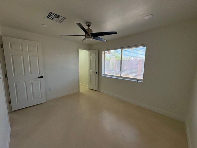 Building Photo - 3 Bedroom 2 Bath by Reid Park !