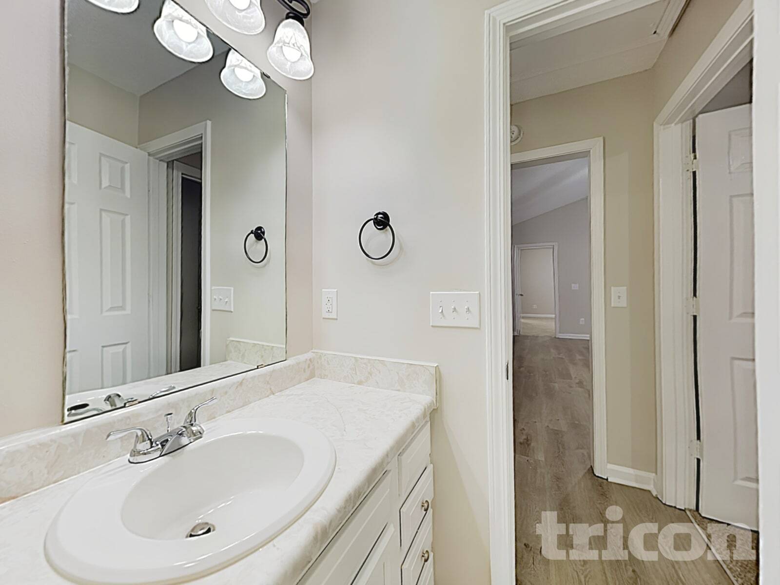 Building Photo - 615 Flicker St