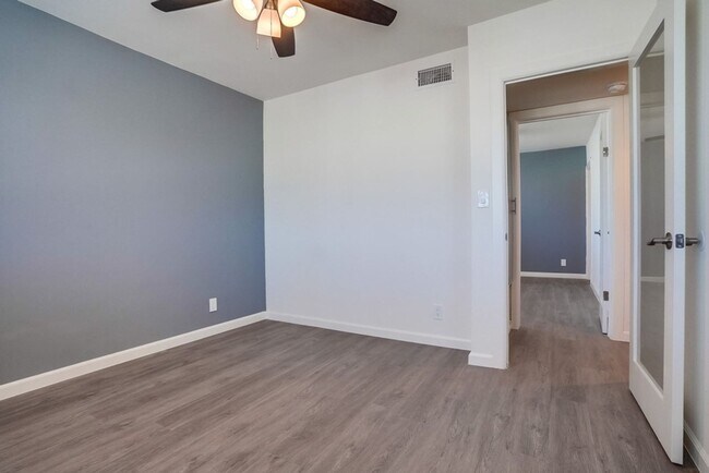 Building Photo - 621 E 99th St