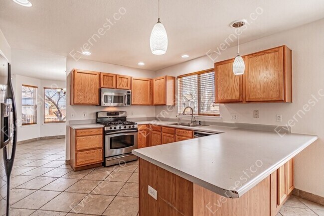 Building Photo - 5 Bed, 3.5 Bath Home with Fenced Yard & Garage / Available Now!