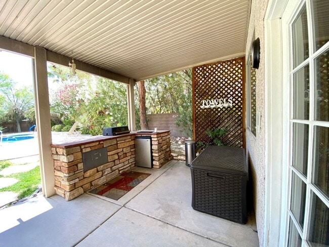 Building Photo - Furnished 4 Bedroom Pool Home - 6 month lease