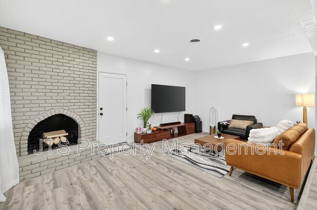 Building Photo - 728 Clipper Way