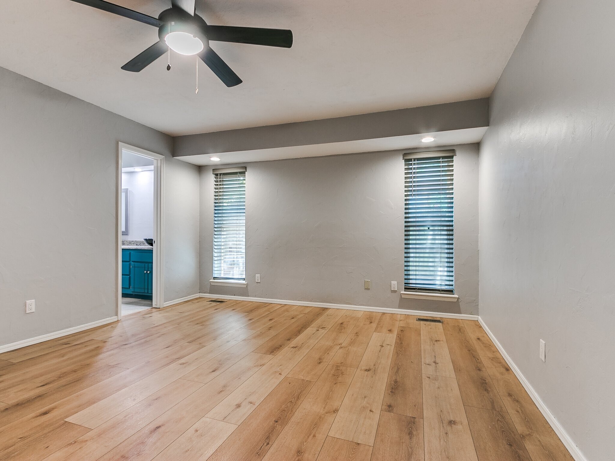 Building Photo - 9906 Mantle Dr