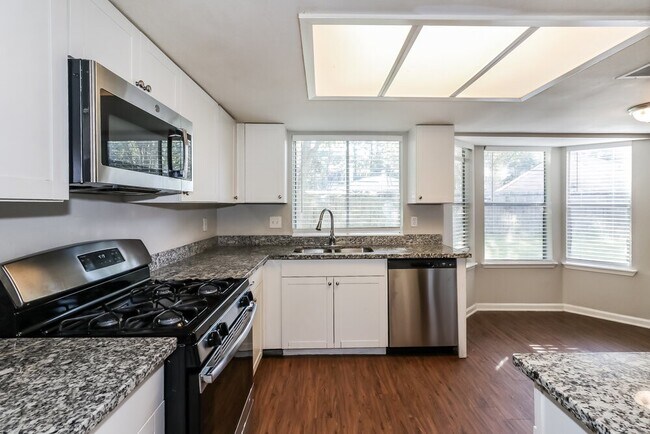 Building Photo - 18711 Droitwich Dr