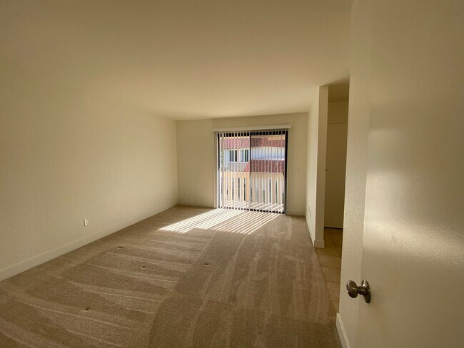 Building Photo - Stunning Townhome in Tanglewood Community