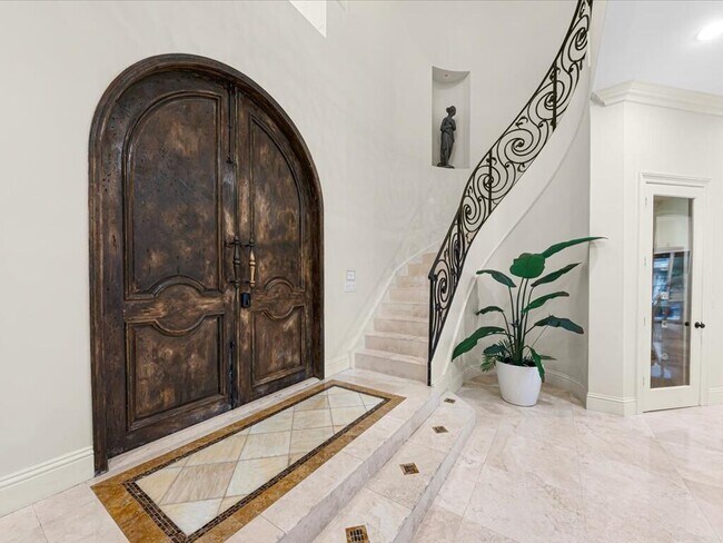 Building Photo - 3030 NE 45th St