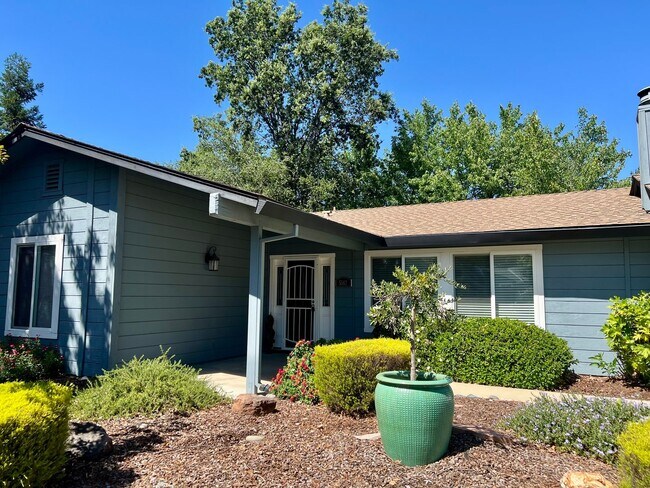 Building Photo - 3 Bedroom 2 Bathroom 2 Car Garage Home in Loomis