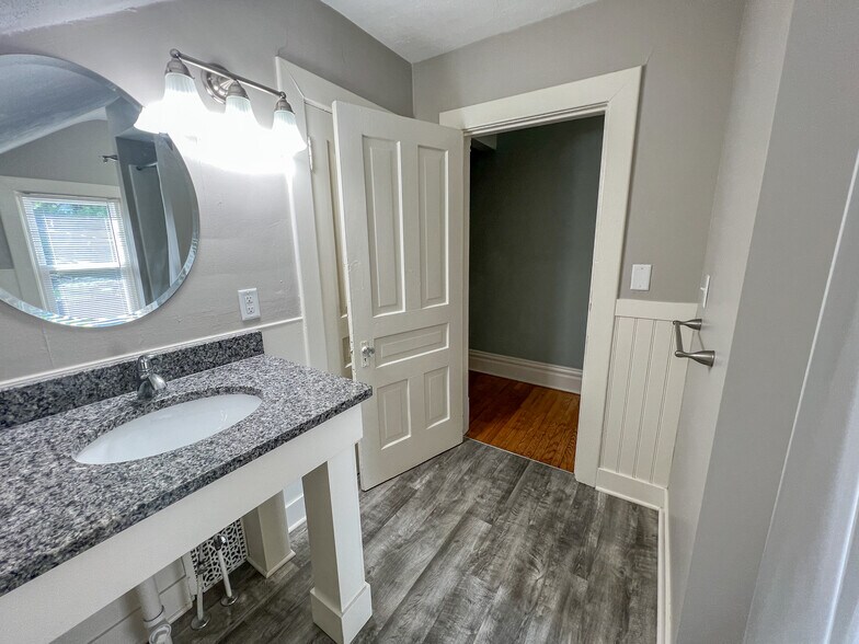 Building Photo - 710 Morris Ave SE