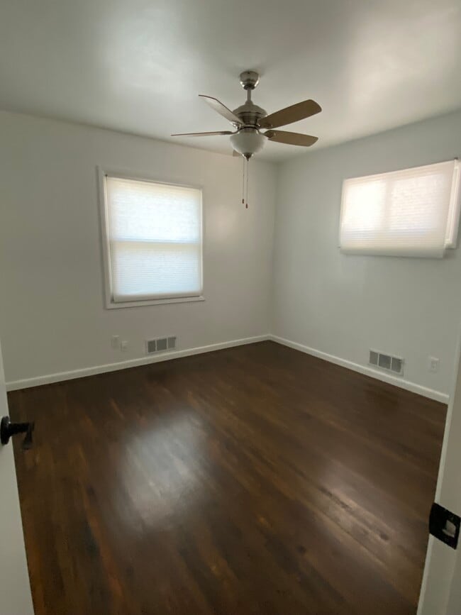 Bedroom - 1018 N Kevin Rd