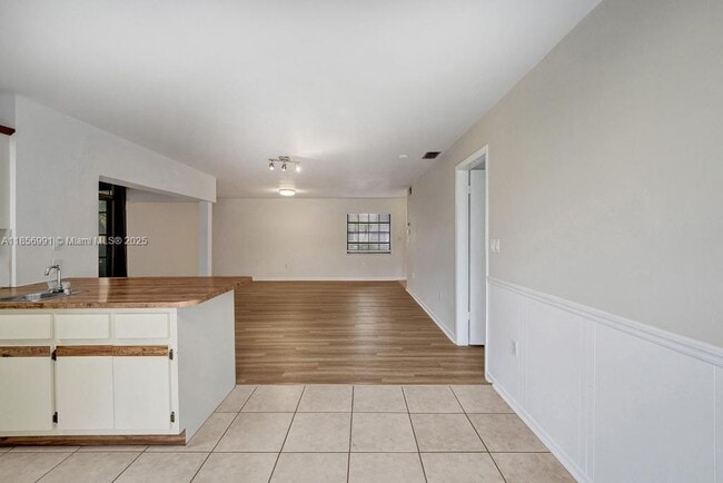 Building Photo - 9540 Sevilla Ln