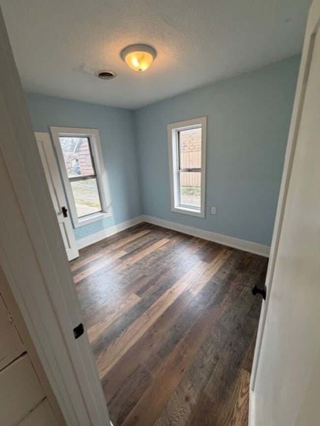 Building Photo - Stylish & Updated 2-Bedroom Home