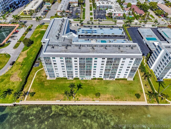 Building Photo - 301 Lake Shore Dr