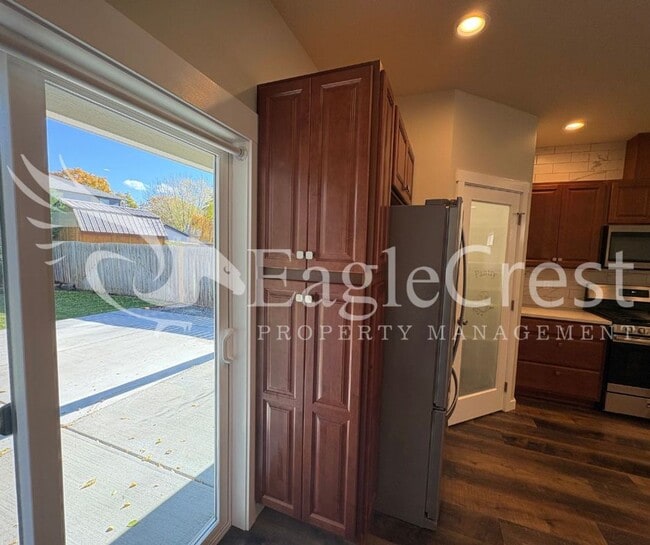 Building Photo - Three Bedroom, Two Bathroom Home in Eastgate
