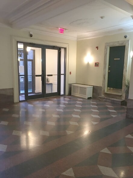 Bldg. Lobby - 1055 Boulevard E
