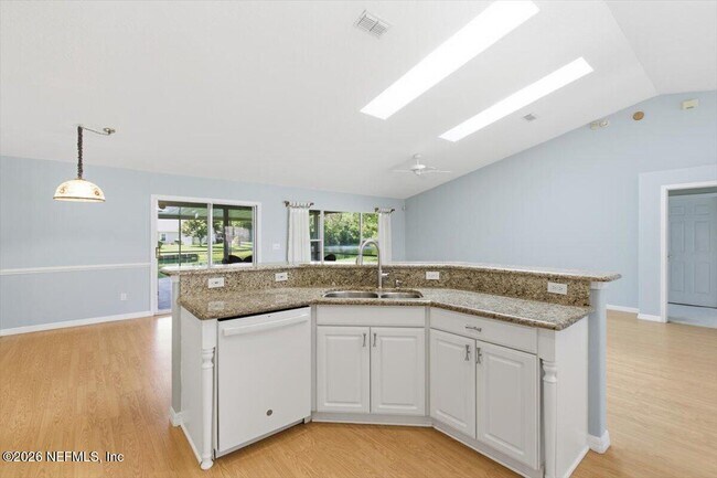Building Photo - 160 Crossroad Lakes Dr