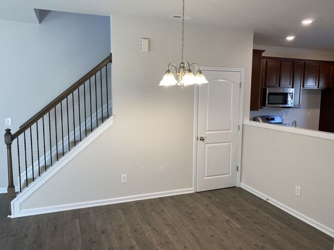 Building Photo - Spacious 2 Story, 3 Bed, 3 Bath Townhome n...