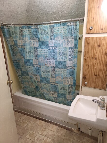 Building Photo - 242 Oakwood St