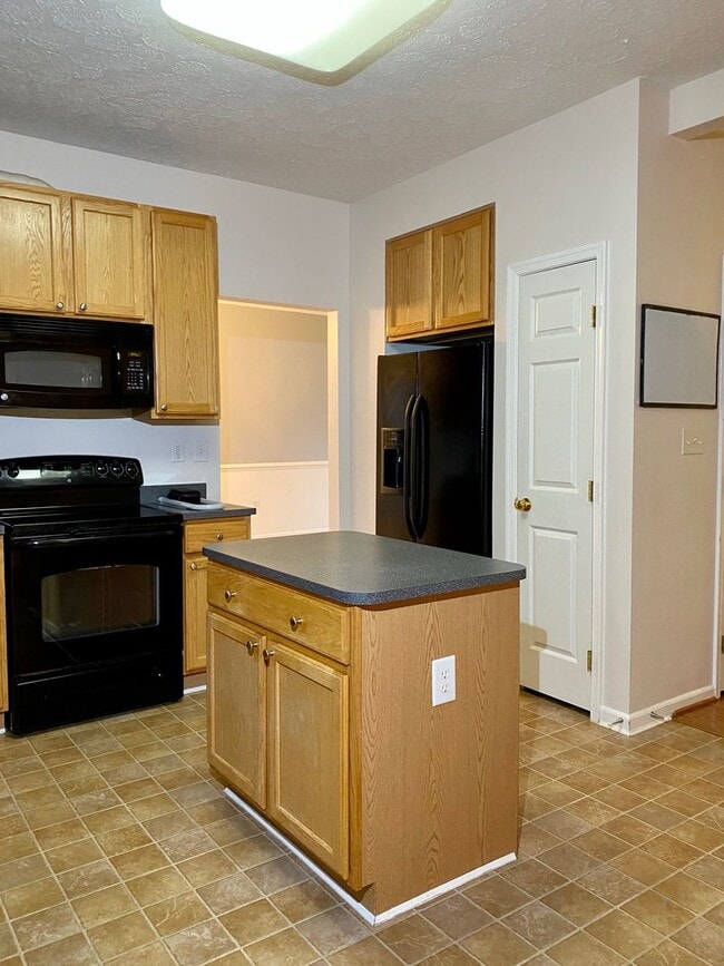 Building Photo - Charming 4 Bedroom/2.5 Bathroom in White M...
