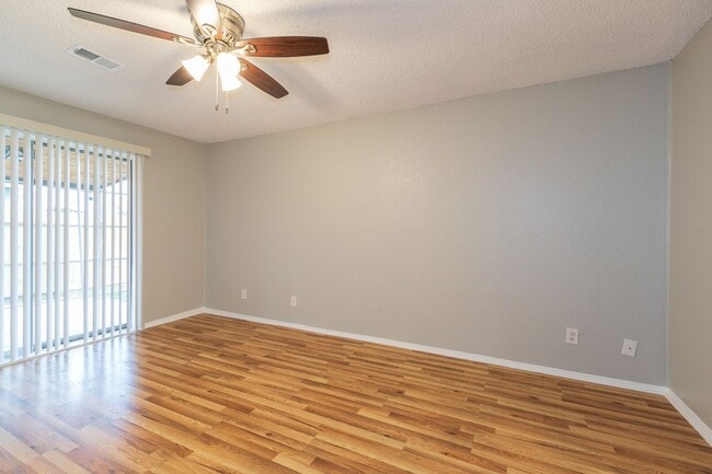 Building Photo - 2 Bed | 1.5 Bath East Tulsa with Spacious Back yard!