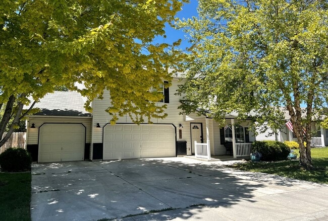 Building Photo - Spacious 4 bed 2.5 bath just off Amity and...